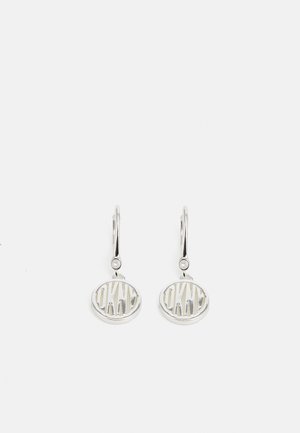Boucles d'oreilles ovales en argent avec des lettres découpées et un petit accent en cristal au crochet, conçues avec une finition lisse et polie.