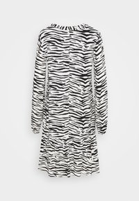 Abito a stampa zebra in bianco e nero, con maniche lunghe, scollatura tonda e orlo a balze a strati. Texture morbida, design di lunghezza intermedia.