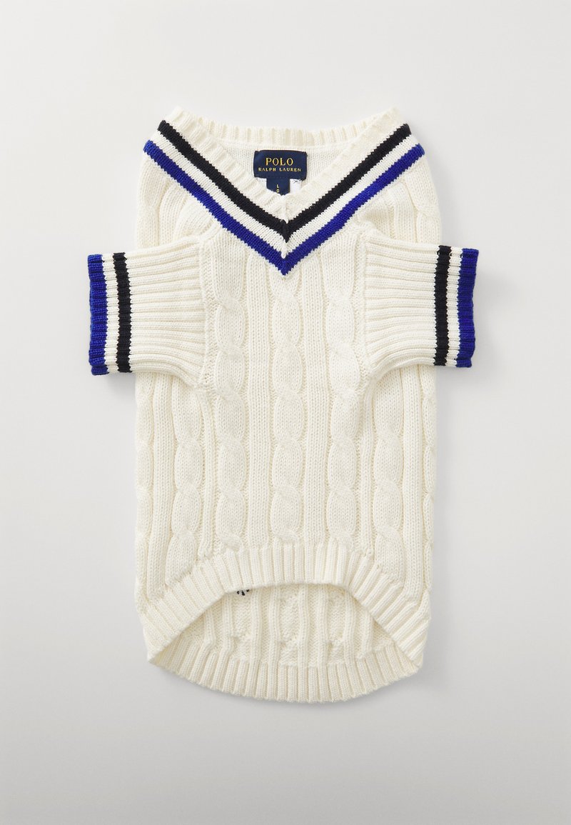Suéter para cães em tricot branco, apresentando um decote em V com listras azuis, pretas e brancas na gola e nas mangas. Mangas curtas com punhos canelados.