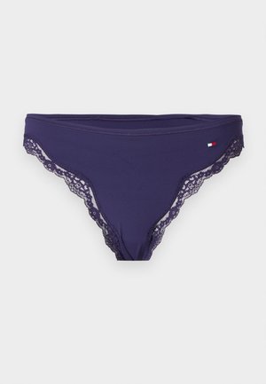 Marineblaue Bikini-Unterwäsche mit Spitzenbesatz entlang der Ränder und kleinem rechteckigem rot-weiß-blauem Logo auf der rechten Seite.