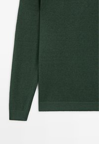 Dunkelgrüner Pullover mit langen Ärmeln, gerippten Bündchen und Saum, vor weißem Hintergrund dargestellt.