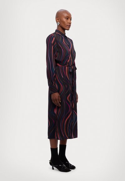 Mustmustmust kirevateks mitmevärviliste laineliste triipudega, nupuga krae, pikad varrukad, sidumisrihm ja põlvest allapoole ulatuv pikkus. Kanda mustade kontsade ja sokkidega.