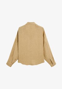 Camicia a maniche lunghe color marrone chiaro con colletto, in tessuto texturizzato e righe verticali. Presenta polsini con bottoni e una vestibilità rilassata.