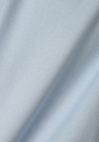 Jasnoniebieska tkanina o gładkiej teksturze, prezentująca subtelny połysk i jednolitą strukturę splotu. Brak widocznych wad czy zdobień.