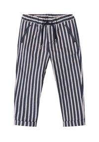 Pantaloni a righe con strisce verticali blu navy e bianche, dotati di un elastico in vita, tasche laterali e orli arrotolati. Realizzati in tessuto leggero.