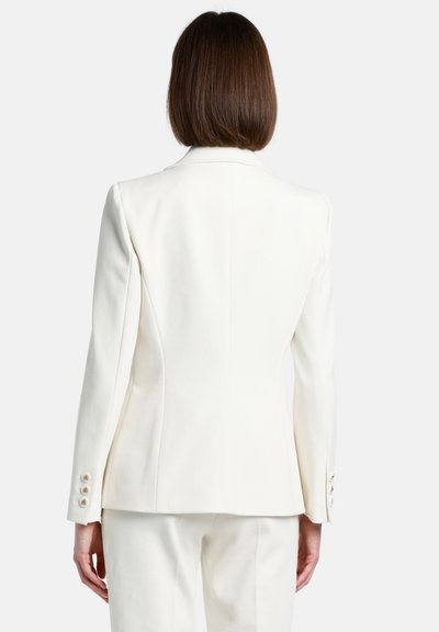 Witte op maat gemaakte blazer met een getailleerde silhouet, een gladde textuur, scherpe revers en knoopaccenten op de mouwen.