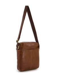 Braune Leder-Crossbody-Tasche mit verstellbarem braunen Tragegurt, rechteckiger Form, glatter Textur und Details an der Vorderseite.