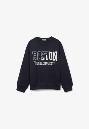 Granatowy sweatshirt z okrągłym dekoltem, z napisem "BOSTON MASSACHUSETTS" w białym druku. Miękka tkanina i ściągacze przy rękawach dodają tekstury.