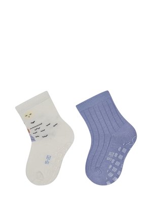 Zwei Paar Socken: ein cremefarbenes Paar mit einem bedruckten Design von Vögeln und einer Sonne, das andere einfarbig lavendelfarben mit geripptem Muster und rutschfester Sohle.