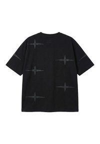 T-shirt nera a maniche corte con sottili motivi a stella scura sparsi sulla schiena e sulle maniche, con un piccolo logo vicino al collo.