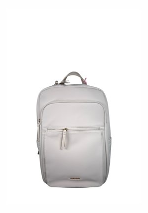 Zaino bianco minimalista con un unico scomparto principale con zip, tasca frontale con zip, tasche laterali e manico superiore per il trasporto su sfondo bianco.