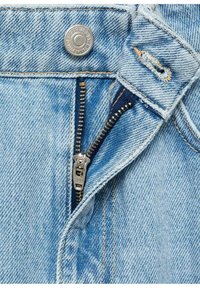 Modra jeans tkanina z metalnim zadrgo, vidnim šivanjem in gumbom za zapiranje na pasu. Tkanina kaže rahlo obrabljenost.