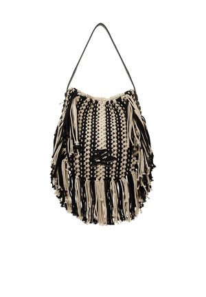 Čierna a béžová háčkovaná taška na rameno s vertikálnymi pruhmi a dlhými strapcami pozdĺž strán a spodnej časti, v strede s pleteným vzorom.
