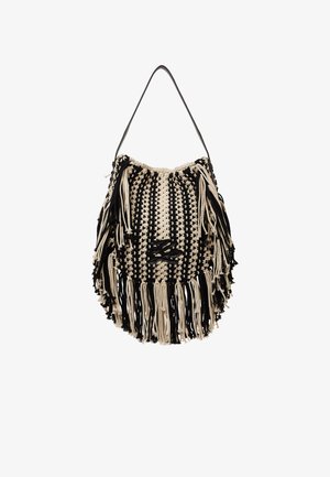 Borsa a tracolla all'uncinetto nera e beige con strisce verticali e lunghe frange sui lati e sul fondo, con un motivo intrecciato al centro.