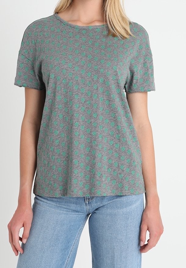 Grå T-shirt med korte ærmer og grønne polkaprikker, lavet af blødt stof, med rund halsudskæring og en afslappet pasform.