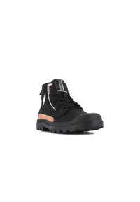 Scarpa nera a metà altezza con tomaia in tessuto testurizzato, caratterizzata da una striscia di accento marrone e suola in gomma con battistrada triangolare. Chiusura con lacci e dettaglio del logo.
