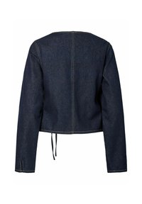 Giacca in denim blu scuro, cropped, con maniche lunghe, dettaglio con nodo sul retro e cuciture gialle a contrasto. Tessuto liscio e design semplice.