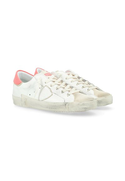 Baskets en cuir blanc avec un talon rose, un bout texturé beige et des lacets de couleur claire. Présente des surfaces éraflées et un détail de logo sur le côté.