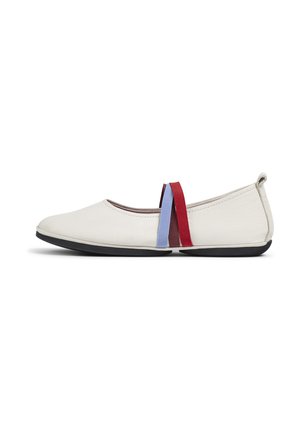 Scarpe flat bianche con una finitura in pelle liscia, dotate di una suola nera e di cinghie elastiche colorate in rosso e azzurro che accentuano il tallone.