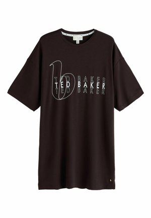 Schwarzes T-Shirt mit kurzen Ärmeln und rundem Halsausschnitt, auf der Brust mehrfach mit weiß umrandetem Schriftzug „Ted Baker“ bedruckt.