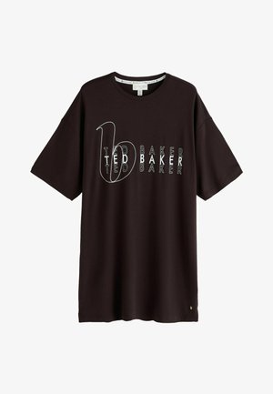 Schwarzes T-Shirt mit kurzen Ärmeln und rundem Halsausschnitt, auf der Brust mehrfach mit weiß umrandetem Schriftzug „Ted Baker“ bedruckt.