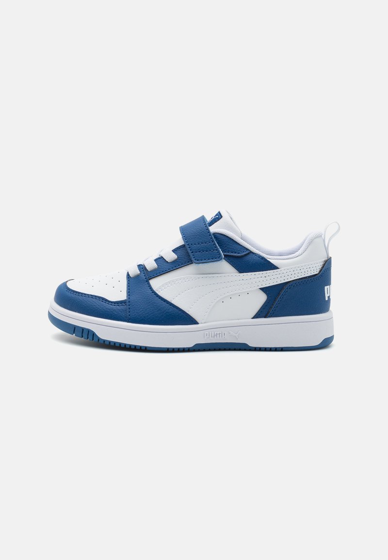 Chaussure de sport bleue et blanche avec une finition en cuir, bande velcro, boîte de orteil perforée et semelle en caoutchouc. Présente le logo Puma sur le talon.