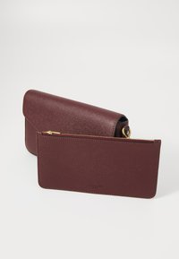COACH WYN CROSSBODY - Torba čez telo - merlot