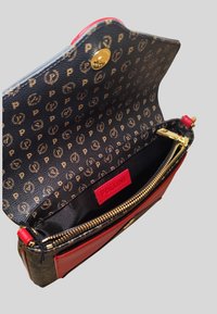 Portafoglio in pelle con motivo nero e oro, con accenti rossi, dotato di una tasca con zip, hardware dorato e una patch con logo rossa.