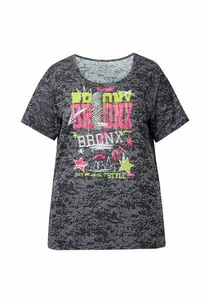 Camiseta de manga corta color gris oscuro con textos y gráficos de estrellas en neón rosa, amarillo y blanco que dicen Bronx y NYC en la parte frontal.