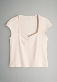 Jasnoróżowa bluzka z krótkim rękawem i kwadratowym dekoltem z marszczeniem na środku. Wykonana z prążkowanej tkaniny o gładkiej fakturze.