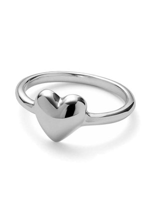 Strieborný prsteň s hladkým, lešteným srdcovým stredom na jednoduchom páse na bielom pozadí.