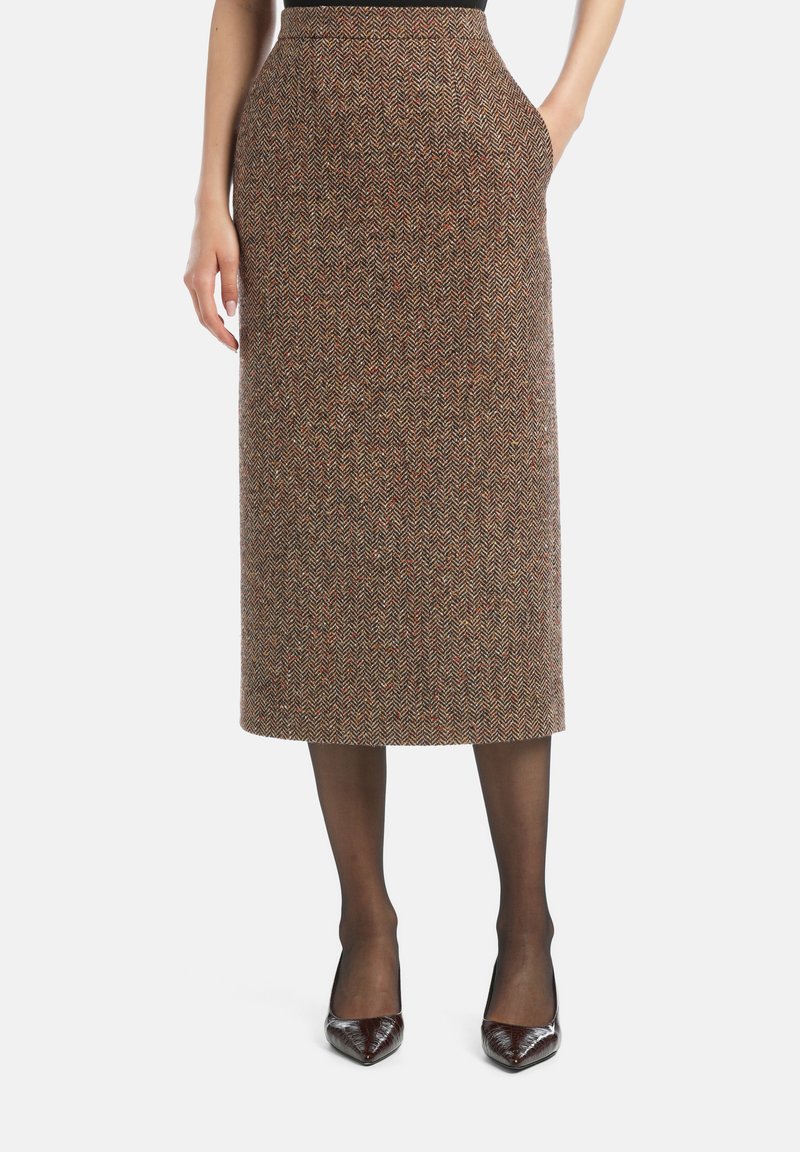 Fustă midi cu model houndstooth în nuanțe de maro, cu pete roșii, dotată cu buzunare și cu o siluetă ajustată, realizată dintr-un material texturat țesut.