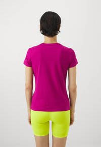 Puma LOGO TEE - Marškinėliai su spaudiniu - magenta gleam
