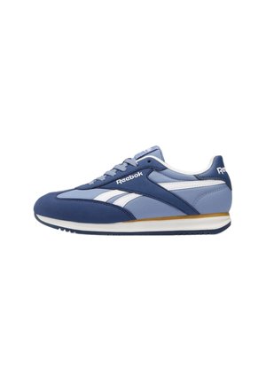 Blauwe en marineblauwe Reebok sneaker met witte strepen en veters, lage snit en een witte en rubberen zool.