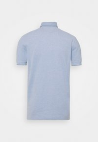 Polo bleu clair à manches courtes vu de dos avec un col souple et un ourlet simple aux manches et en bas.