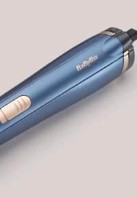 Curling iron portable BaByliss bleu avec un interrupteur d'alimentation doré et une connexion de câble sur un fond clair.