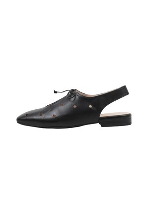 Zapato negro plano de cuero con tira trasera, punta puntiaguda, perforaciones redondas y un pequeño lazo en la parte delantera.