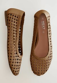 Bailarinas marrones trenzadas con una punta de piel suave en tono beige, forma redondeada y un tacón bajo, que presentan un patrón de trenzado abierto para mayor transpirabilidad.
