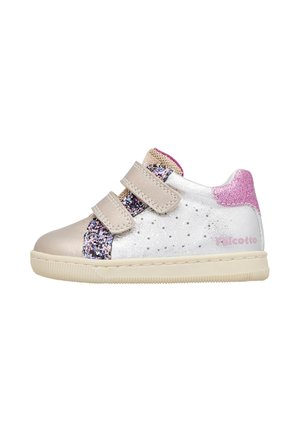 Scarpe da ginnastica per bambini con cinturini in velcro beige, dettagli in glitter argento e rosa, lati perforati e suola in gomma.