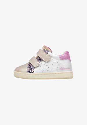Scarpe da ginnastica per bambini con cinturini in velcro beige, dettagli in glitter argento e rosa, lati perforati e suola in gomma.