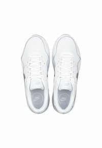 Sneakers bianchi in mesh e pelle sintetica con dettagli grigi, chiusura con lacci, linguetta imbottita e suola in gomma testurizzata.