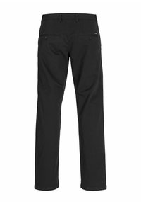 Schwarze gerade geschnittene Hosen bestehen aus einem glatten Stoff, verfügen über zwei gefütterte Gesäßtaschen mit Knöpfen und Gürtelschlaufen und sind für legere Anlässe konzipiert.