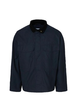 Tumši zila jakas izgatavota no izturīga auduma, ar melnu kordūrāla apkakli, divām priekšējām kabatām un brīvu piegriezumu.