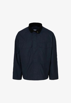 Temno plava jakna napravljena od izdržljivog materijala, sa crnim baršunastim okovratnikom, dva prednja džepa i ležernim krojem.