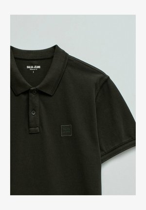 Donkergroene korte mouw polo met twee knopen, kraag en "SALSA JEANS" logo patch op de linkerborst. Maat L, regular fit.