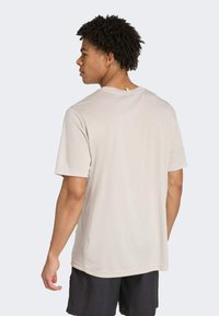 adidas Performance ESSENTIALS HOLIDAY PACK - Sportovní tričko - beige