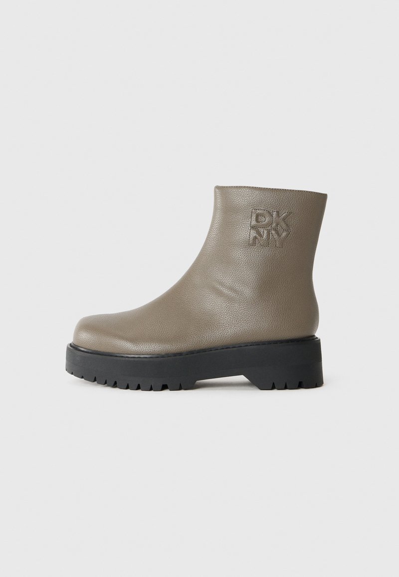 Botine din piele taupe, cu talpă chunky neagră și logo-ul DKNY embosat pe latura exterioară.