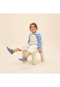 Affenzahn BREEZY - Sandalias - grau