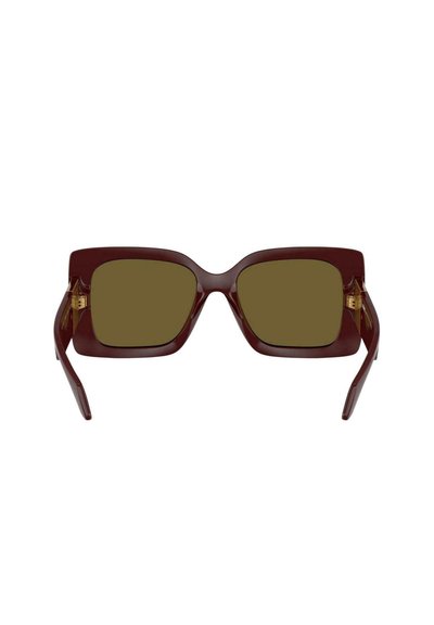 Gafas de sol cuadradas burdeos con lentes verde oliva. Montura y varillas gruesas con bisagras de color dorado como acento. Textura suave y brillante.
