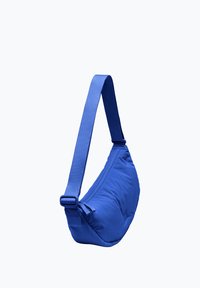 Bolso bandolera acolchado azul con correa ancha ajustable y compartimento principal con cremallera, exhibido sobre un fondo blanco.
